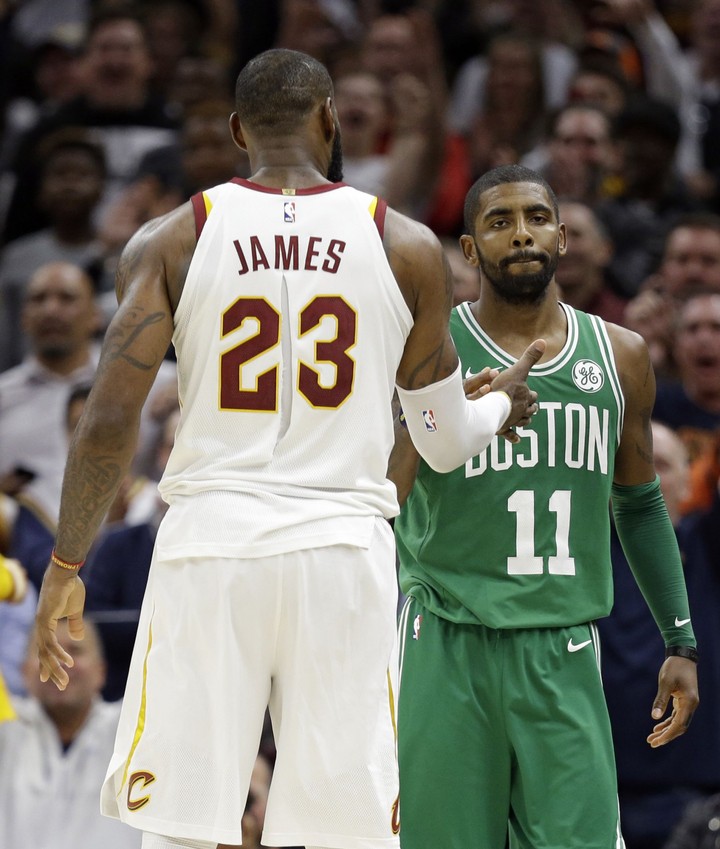 Začala NBA! V súboji bývalých parťákov Irving v závere zaváhal